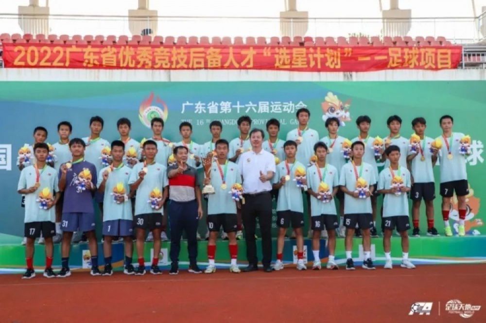 这也是吴亦凡从影以来与偶像梁朝伟的首度合作，据悉，二人将在片中联手奉上多段精彩的动作戏，在热闹的欧洲街头梁朝伟与吴亦凡合体组成;特工双雄，一副手铐将;锁定两人，预示着二人不同寻常的亲密关系